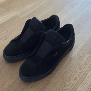 Axel Arigato  - Säljer ett par helt nya arigatos, endast använda en gång 