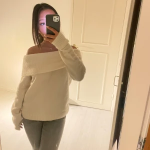 Vit off-shoulder stickad tröja - Säljer en superfin vit off-shoulder stickad tröja. Den är perfekt för både höst och vinter. Från Gina tricot i stolek 158/164 men motsvarar S❤️ Tröjan har långa ärmar och en bred krage som aldrig använts❤️
