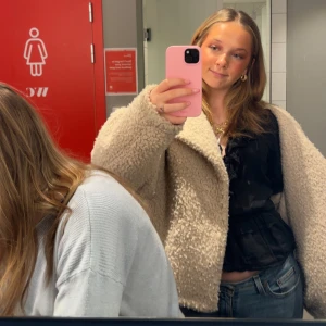 Beige teddyjacka - Supermysig beige teddyjacka som är perfekt för kyliga dagar🧸🤎köpt för 600kr mitt pris 400 snabb affär 350