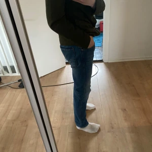 Replay anbass  - Säljer ett par snygga blå jeans från Replay i bra skick. De är i storlek 31 och modellen på bilden är 180 cm lång väger cirka 70 kg. Hör av dig vid frågor. 