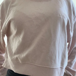 Rosa tröja  - Säljer en rosa tröja från H&M i storlek S. Har knappt använt den. Har använt den typ en gång. Så den är nästan som ny.💕