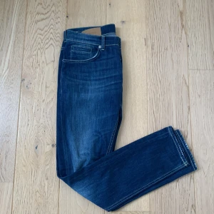 Dondup jeans  - Säljer ett par snygga mörkblå jeans från Dondup, Modell George i storlek 33. Sitter slim fit och är i väldigt bra skick. Dom för ytterligare info