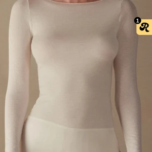 Beige intimissimi  - Säljer en stilren beige långärmad topp i mjukt material. Perfekt för både vardag och fest. Toppen har en enkel design med rund hals och en tight passform som framhäver figuren. Passar utmärkt till både jeans och kjol. Ett måste i garderoben!