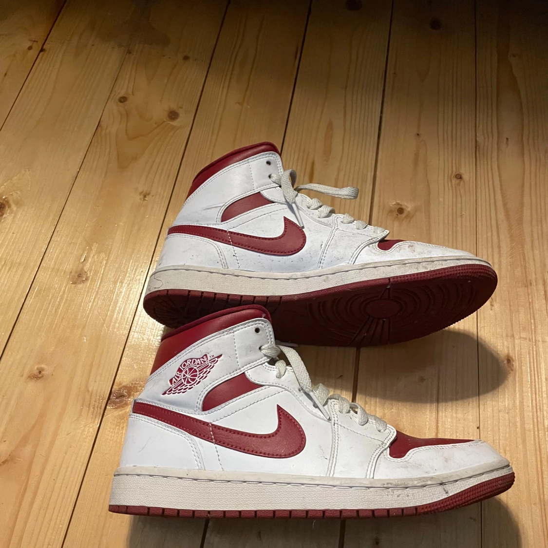 Nike Air Jordans i vitt och rött - 90