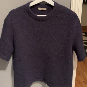 Mörkblå tröja från Gina Tricot - Säljer en mysig mörkblå tröja från Gina Tricot i storlek XS. Den är kortärmad och perfekt för både höst och vår💕