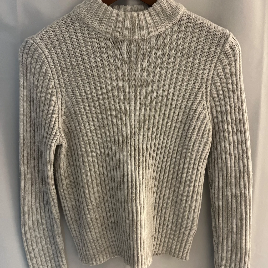 Grå ribbad polotröja