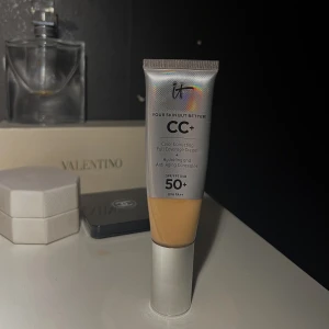 It Cosmetics - CC cream från IT Cosmetics   Använd men fortfarande mycket produkt kvar. Säljer då det är fel färg för mig