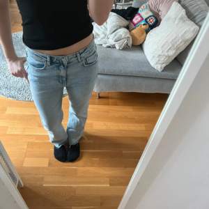 Säljer ett par ljusblå jeans från Gina tricot i storlek 36. De har en klassisk femficksdesign och är i bra skick. Perfekta för vardagsbruk med en straight passform och midwaist. Passar till alla säsonger och kan enkelt matchas med olika toppar.