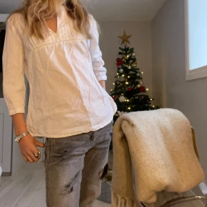 Superfin blus från Vero Moda⭐️ - Superfin trekvartsärmad blus från Vero Moda! Den är i storlek medium men är något liten i storleken, jag brukar vanligtvis ha XS-S😇Använts vid fåtal tillfällen så är i ett gott skick🔥 Tveka inte på att kontakta mig vid frågor💖🙏