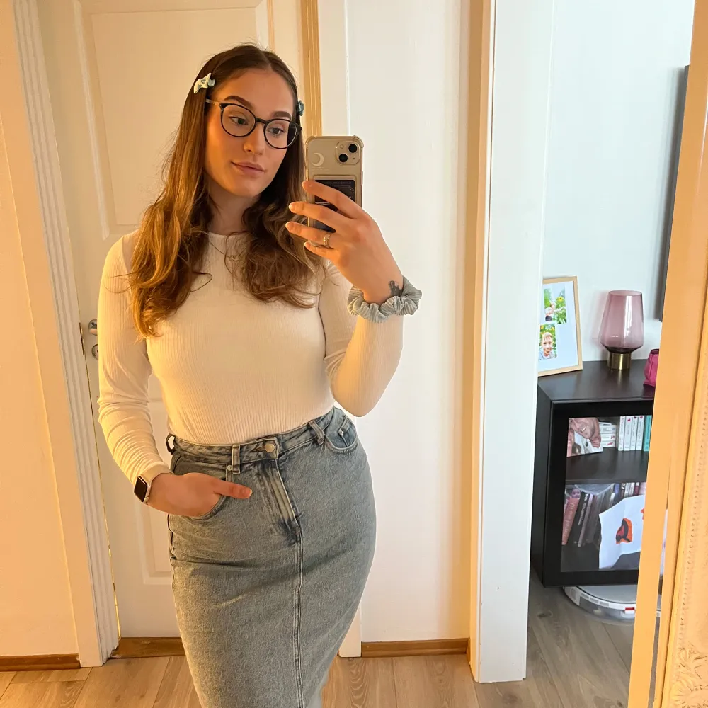 Säljer en snygg blå jeanskjol från ASOS Design i storlek EU 36. Kjolen är högmidjad och har en klassisk denimlook. Perfekt för både vardag och fest! 🦋Den har en slits och två bakfickor. Kjolar.