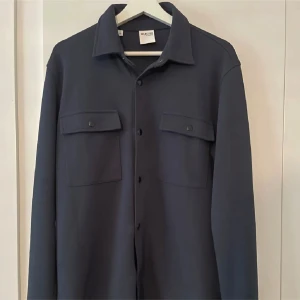 Mörkblå overshirt - Säljer en stilren mörkblå Overshirt till bra pris. Skicket är nytt. Pris går att diskutera