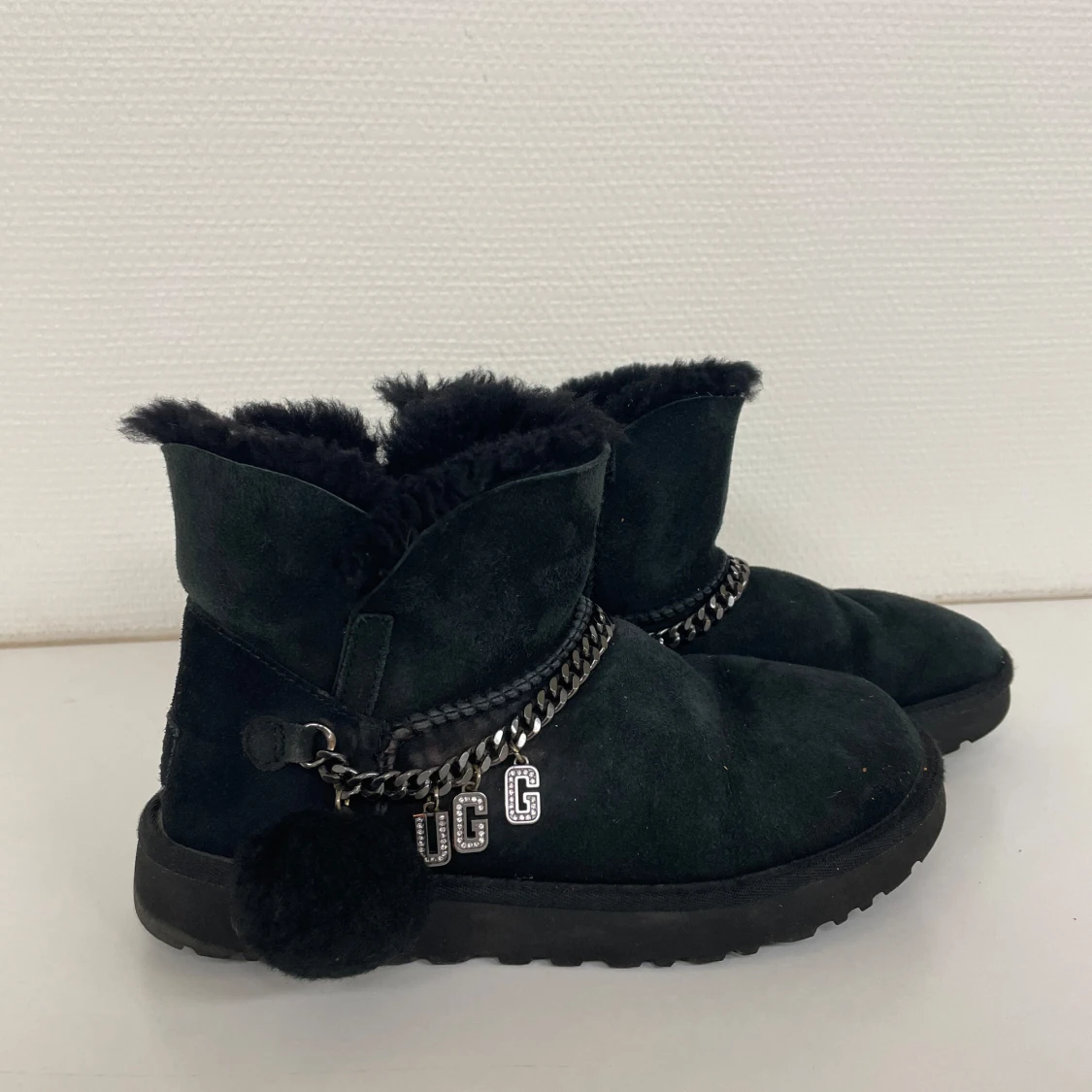 Svarta UGG boots med kedjedetalj