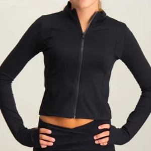 Svart långärmad träningströja - Säljer en svart långärmad träningströja med dragkedja framtill. Perfekt för gymmet eller löprundan. Tröjan är i ett stretchigt material som ger en tight passform och har hål för tummarna vid ärmsluten. Superbekväm och stilren design!