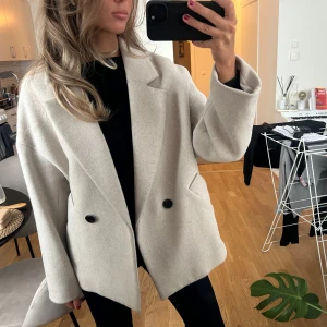 Kappa  -  !!!INTRESSEKOLL!!!Kort beige kappa från Lindex, jätte fin. Går att ha till alla tillfällen. För att vara kappa är den rätt så varm!