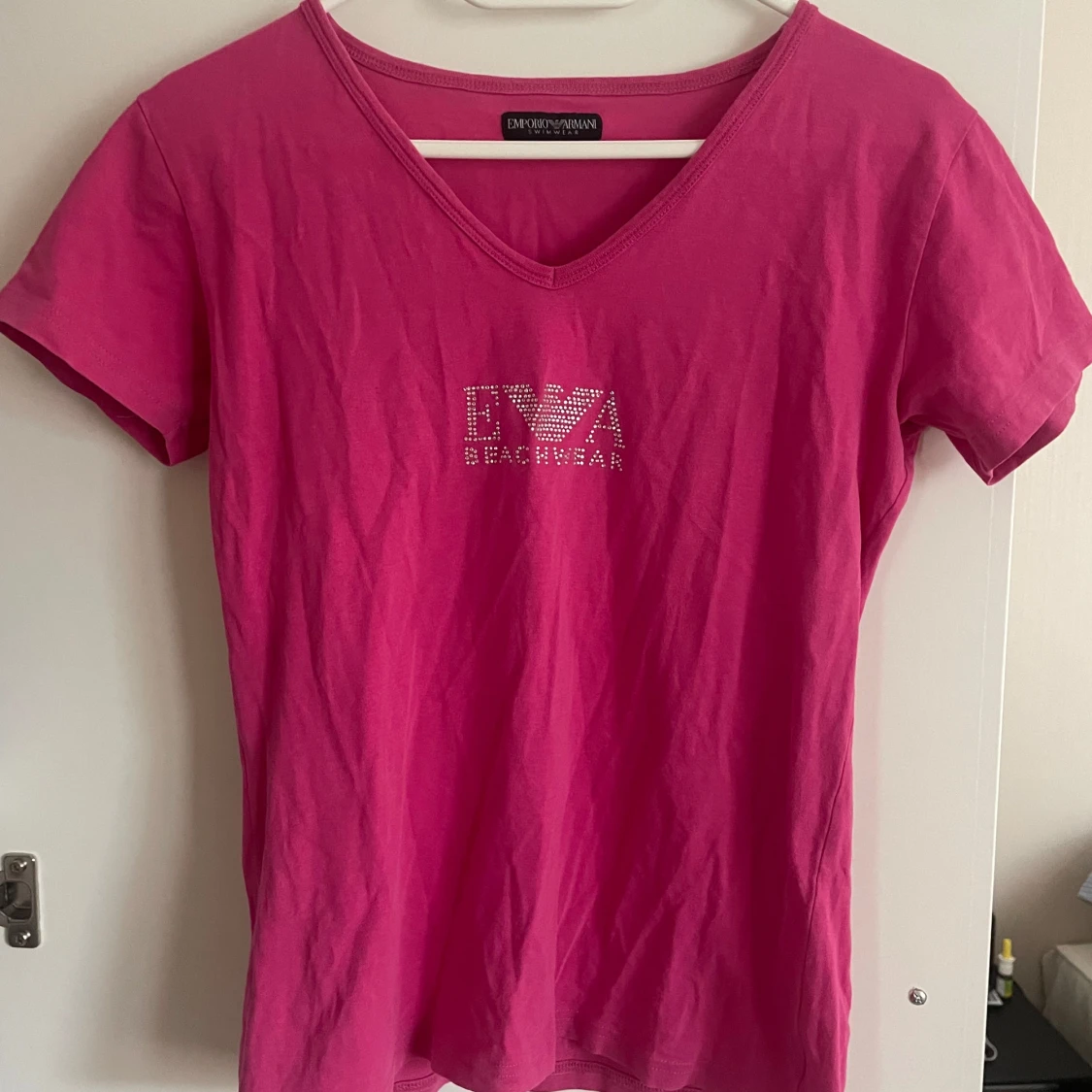 Rosa/cerise färgad t-shirt från Emporio Armani