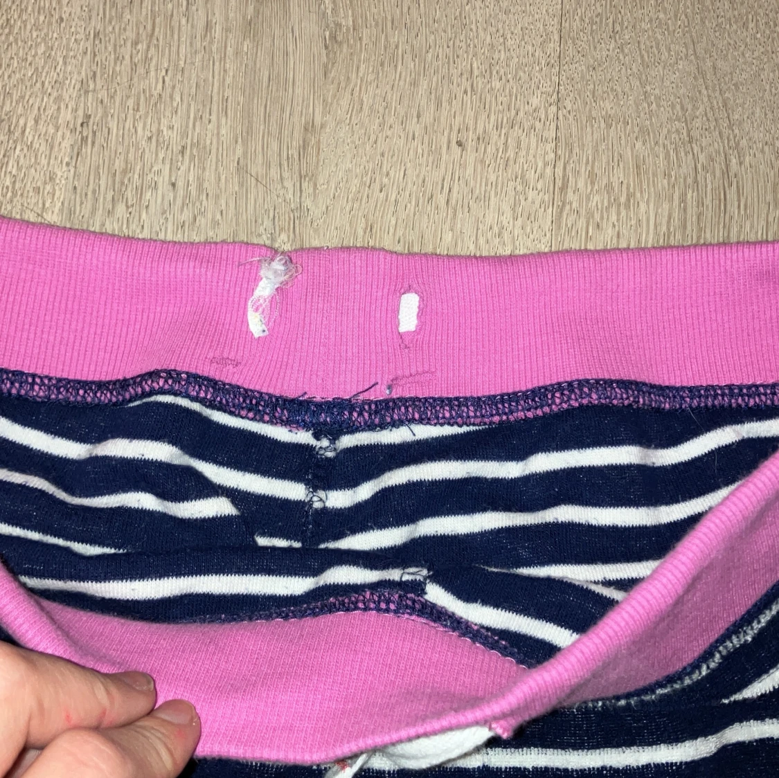 Randiga mjukisbyxor med rosa midja - 91