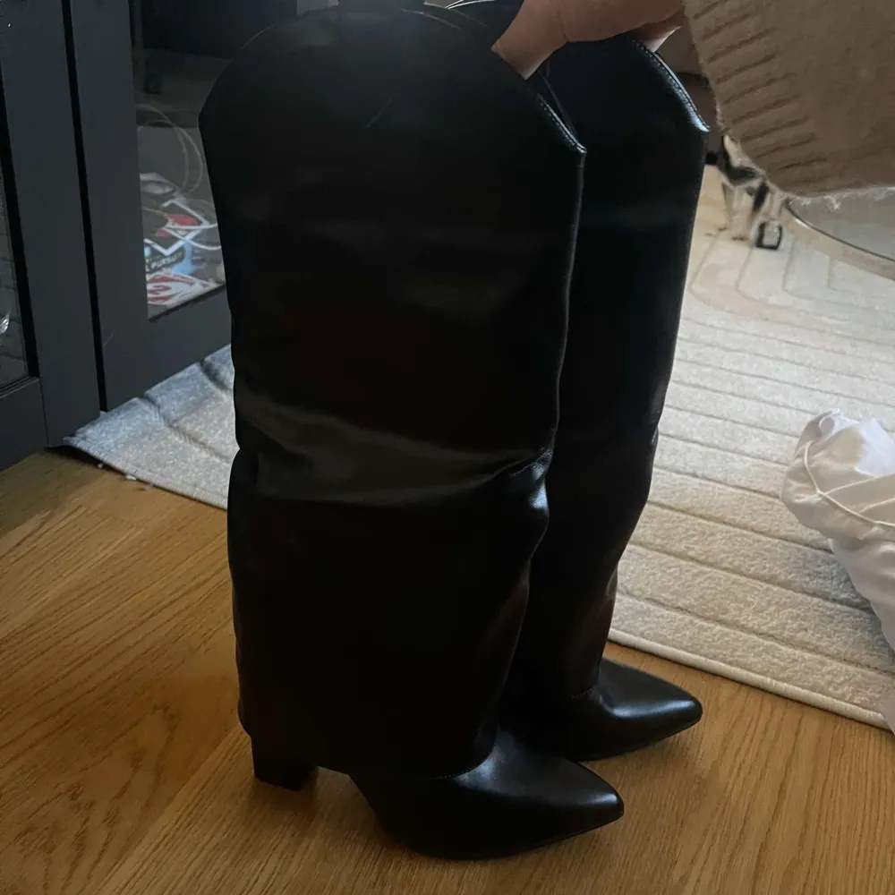 Säljer ett par snygga svarta stövlar i skinn med spetsig tå. Perfekta för höst och vinter, dessa boots har en stilren design som passar både till vardags och fest. De är i mycket bra skick och redo att användas direkt. Perfekt för att ge din outfit en extra edge!. Skor.