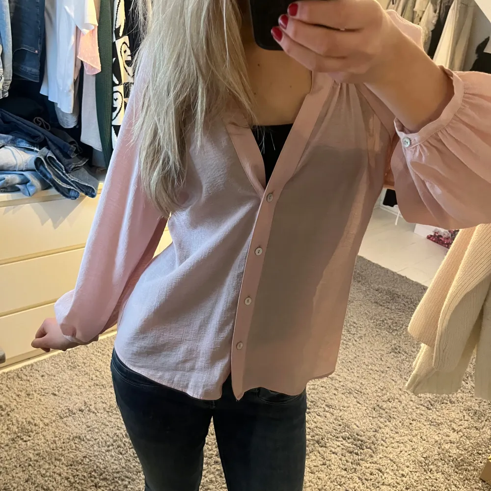 Säljer en superfin ljusrosa blus från Zara. Den har långa ärmar med resår vid ärmsluten och knappar framtill. Nästan aldrig använd så mycket bra skick!!!🩷🩷. Puserot.