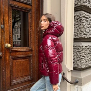 Vinröd pufferjacka med huva - Säljer en snygg vinröd pufferjacka med glansigt material och huva. Perfekt för kyliga dagar med sin varma och bekväma passform. Passar perfekt till både vardag och festliga tillfällen. La ut för detta pris då alla andra på plick också hade detta priset, Men det går att diskutera, Skicka bara prisförslag❤️