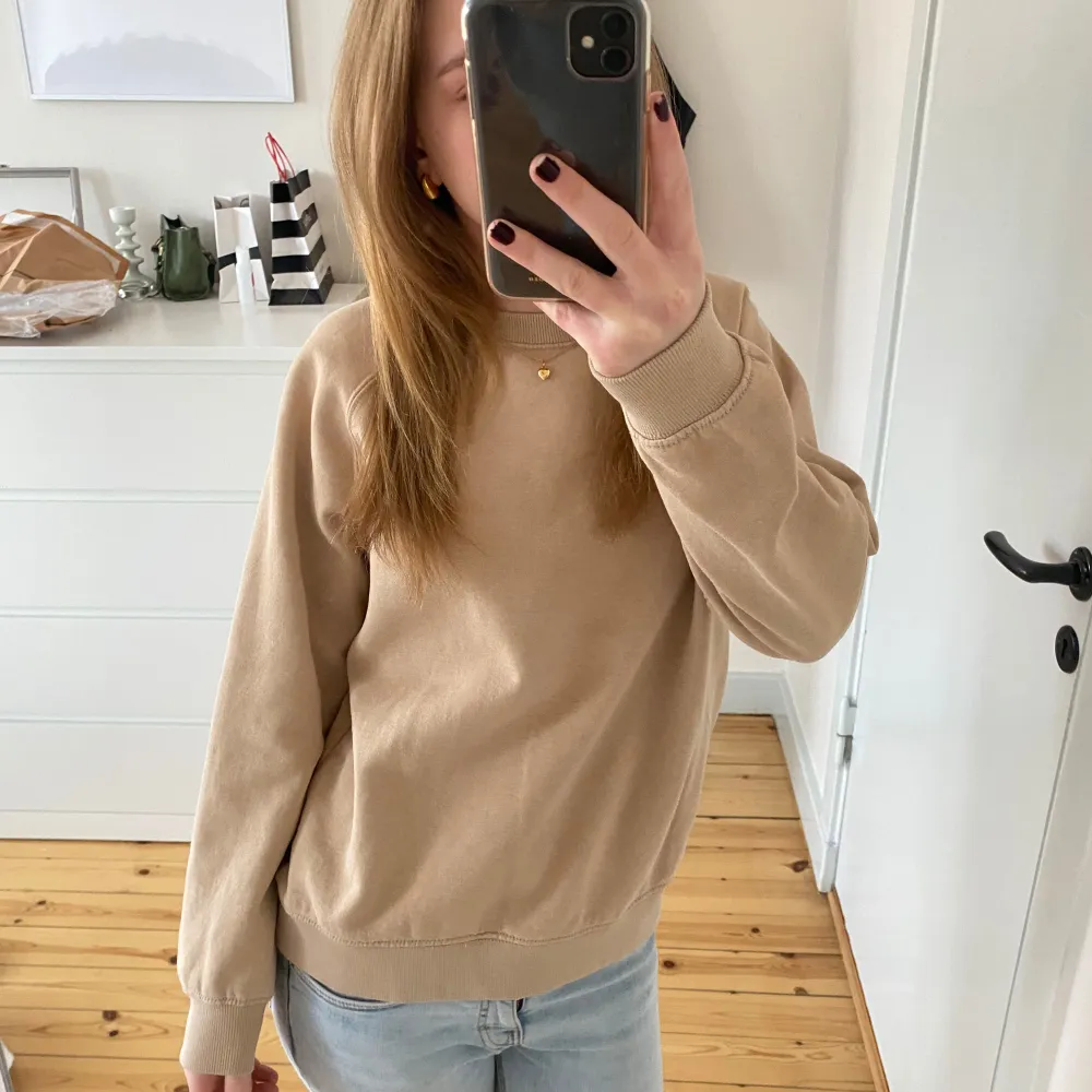 Säljer en supermysig beige sweatshirt i nästan nytt skick. Perfekt för höst och vår, med långa ärmar och en skön passform. Hör av dig vid funderingar eller tryck på köp nu!!💕. Hoodies.