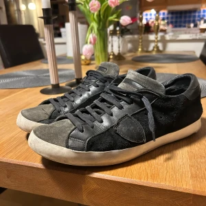 Philippe model sneakers  - Philippe model sneakers. Väldigt stilrena skor passar till det mesta. Svarta. Storlek: 44 men passar 43 också. Det är slitna men klarar mer. Bara skriva vid funderingar. Priset ej hugget i sten! MVH 