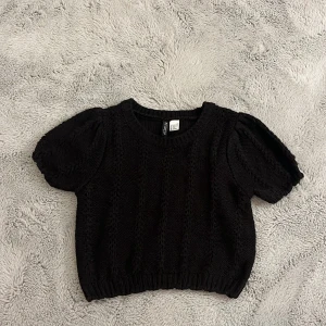 Svart stickad kortärmad tröja från H&M - Köpte på H&M för ungefär ett halvår sedan, använd 1 gång💕Säljer för den är för liten, pris 70-50kr💗