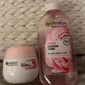 Garnier SkinActive Rosé toner & moisturizer 🌹  - Säljer billigt då jag testat produkterna några gånger men de passade tyvärr inte min hud. Tagit produkt med spatel ur burken, som dock i princip är full, tonern har ca 3/4 innehåll kvar (Se bild 3 och 5).