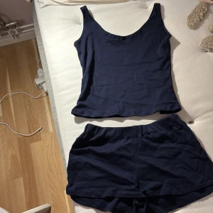 Mjukis sett - Mörkblått mjukissett som jag har sytt själv. Skulle säga att det är storlek XS. Pris kan diskuteras 