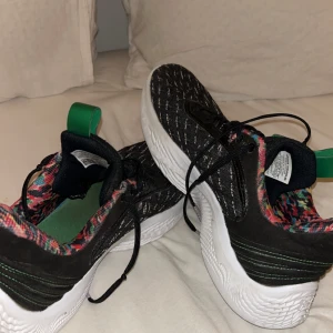 Basketskor Curry - Säljer Curry 9 flow sesame street. Har använt dem 2-4ggr och säljer dem då jag fick nya i present. Väldigt sköna och bra skor i storlek 43, priset kan diskuteras.