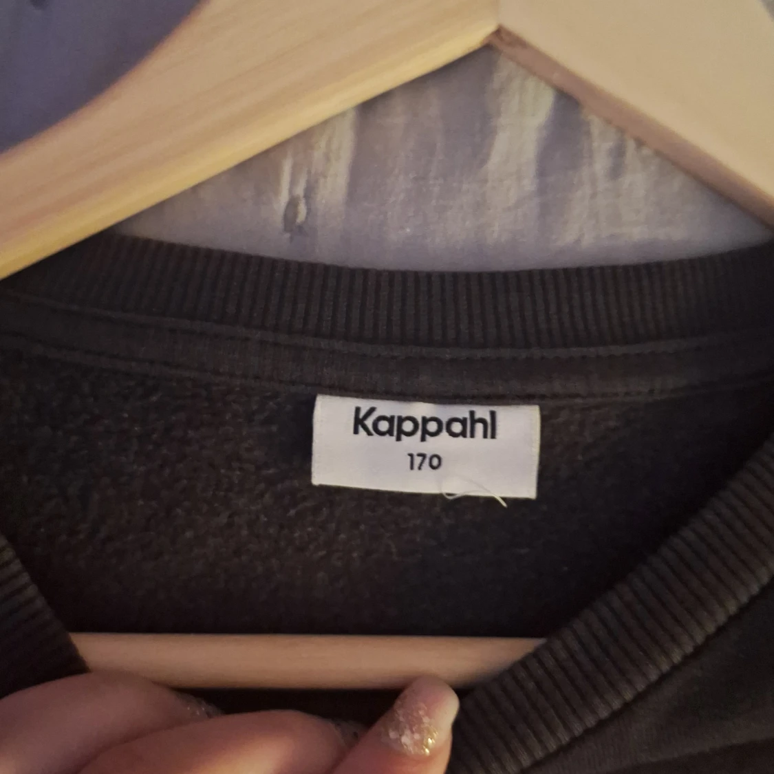 Svart tjocktröja från Kappahl med tryck - 90