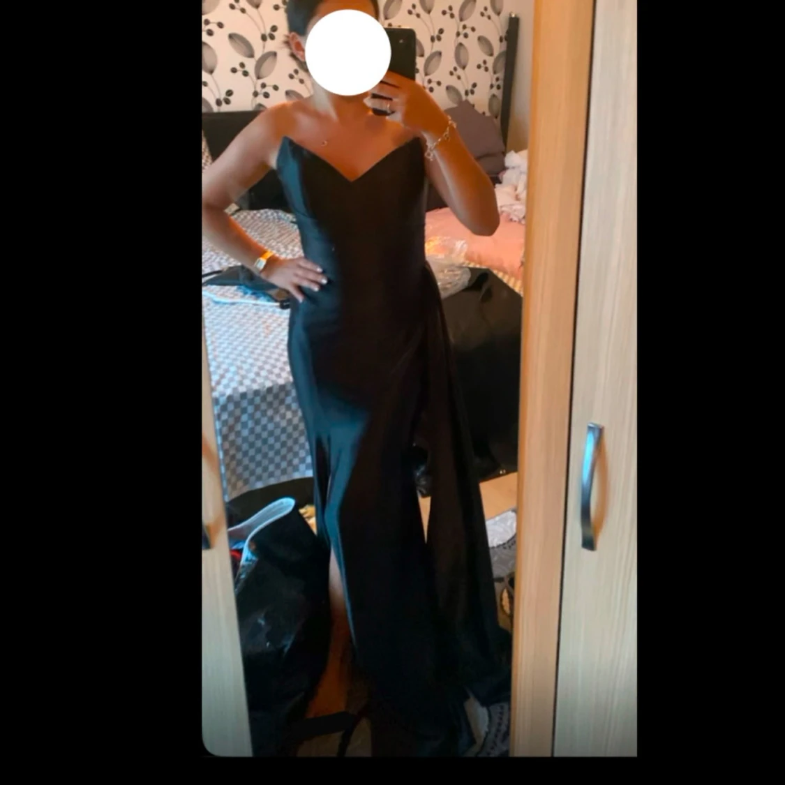 Svart axelbandslös långklänning