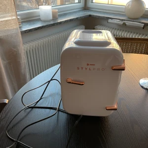 STYLPRO Beauty fridge - Säljer min kyl som du kan bevara eyepatches, sheetmasks osv i. Använd en gång i en video, alltså helt ny!