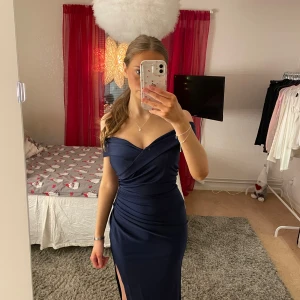 Balklänning marinblå  - Hej, jag säljer min balklänning eftersom den inte kommer att komma till användning. Det är i jättefint skick, endast använd en gång. Storleken är S men passar absolut XS. Ny pris 500kr mitt pris 300kr