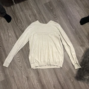 Beige tröja från Hampton Republic - Säljer en stilren beige tröja från Hampton Republic. Tröjan har långa ärmar och en klassisk rund halsringning. Perfekt för en avslappnad och snygg look.