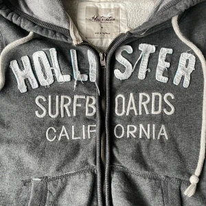 Hollister hoodie - Jätte fin Hollister hoodie i mycket bra skick! Fin blå detaljer runt fonten. Står storlek M men skulle sagt passar S också! Skriv om övriga frågor, priset kan diskuteras 💕