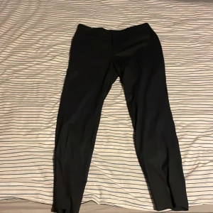 Mörk blåa kostymbyxor - Snygga svarta kostymbyxor med en elegant och stilren design. Perfekta för en formell look. Byxorna har en rak passform och är tillverkade i ett bekvämt material.