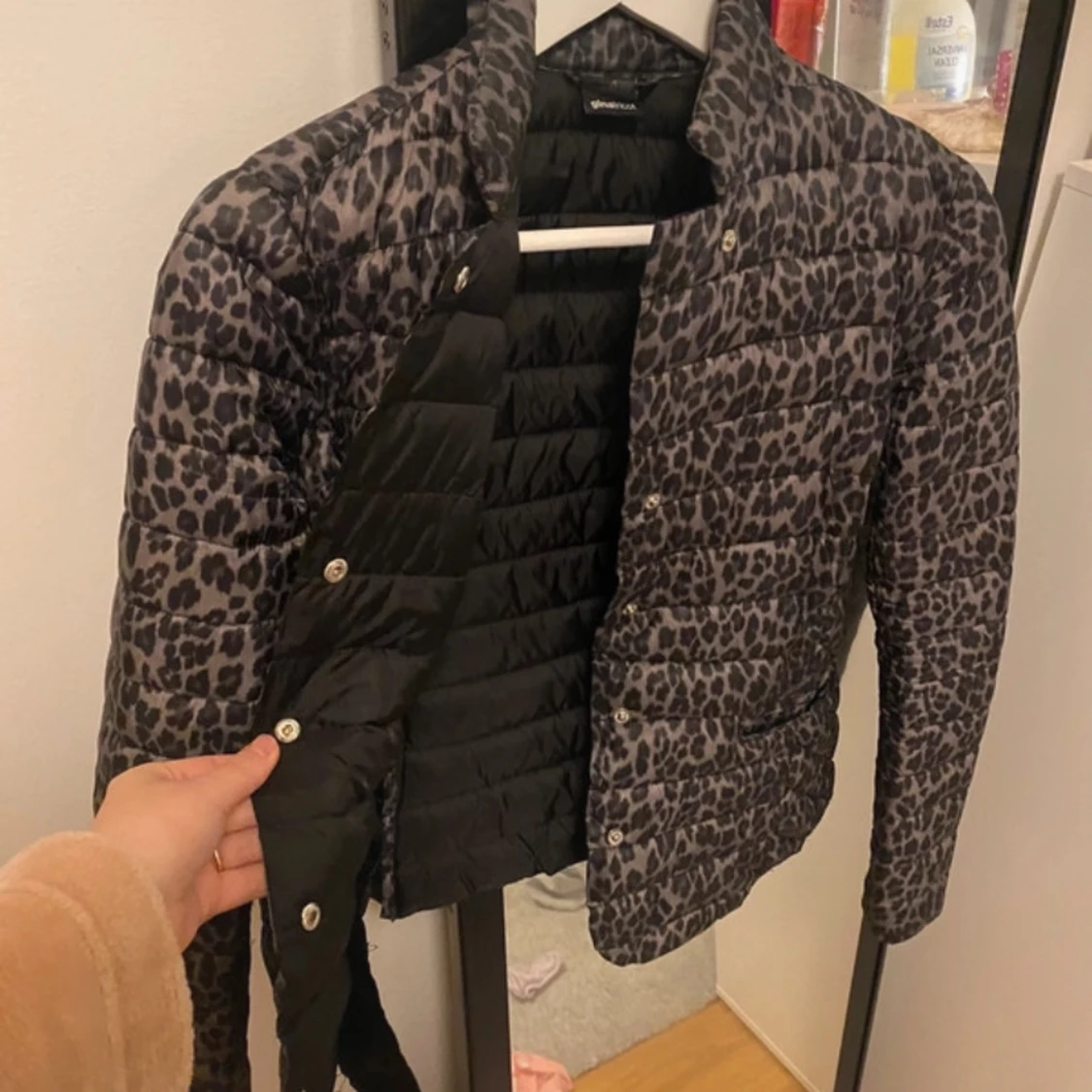 Leopardmönstrad pufferjacka från Gina Tricot
