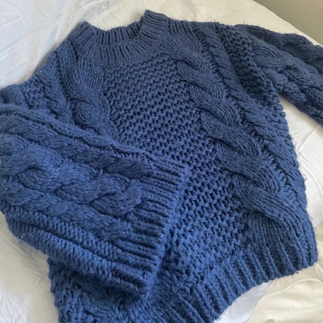 Blå stickad tröja - 1