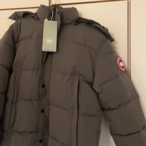 Canada Goose - Säljer en canada goose jacka grå. Storlek M/L. Helt ny jacka aldrig använd innan.