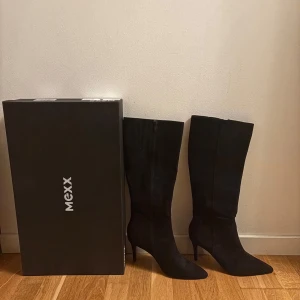 Svarta boots  från Mexx - Snygga svarta boots i mocka från Mexx med klack. Köpta  för 1 331,00 kr.  Aldrig använda 🤍