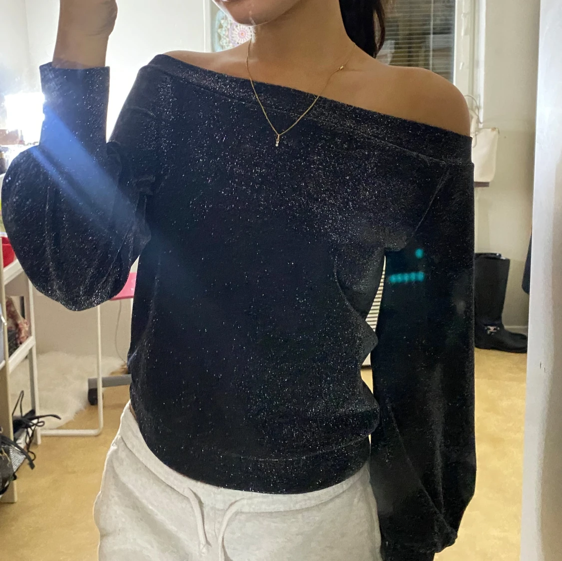 Svart glittrig offshoulder tröja - 92