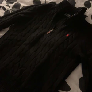 Svart tröja med dragkedja från Polo Ralph Lauren - Hej, säljer denna tröja hör av er vid intresse pris kan diskuteras vid snabb affär