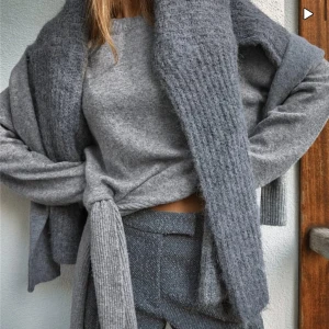 Stickad tröja från nakd c Hanna Schönberg - Grå stickad tröja som man knyter längst ner. Man knyter själv så man kan välja hur man vill ha den. Har aldrig fått användning för den så den är så gott som ny! 🫶🏼kostar 449 kr på nakds egna hemsida, säljer för 250!