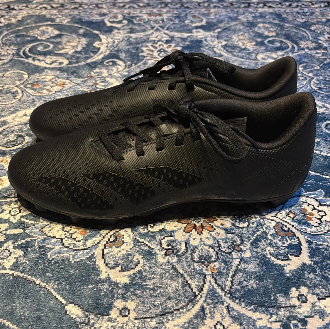 Svarta fotbollsskor från Adidas