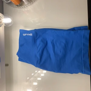 Dfyne - Träningsshorts från Dfyne i färgen electric blue. Man får jätte bra rumpa i dem. Oanvända då de är fel storlek för mig😊