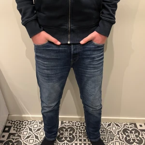 Mörkblå Jack&jones jeans - Säljer dessa riktigt feta jeans ifrån Jack and Jones pågrund av att dom blivit för små. Modellen är Taperd/Mike och storleken är W29 L30. Skick 10/10 inga defekter. Tveka inte på att fråga vid funderingar!!