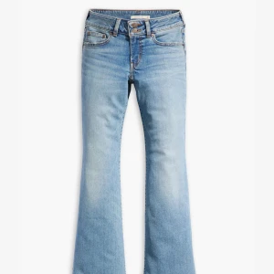 Levis jeans med bootcut - Snygga ljusblå lågmidjade och bootcut Levis jeans som tyvärr inte kommer till användning för mig. Dom är köpta i september och endast använda ett fåtal gånger! Storlek 26/34, sitter bra på mig som bär S och är 170 lång💕