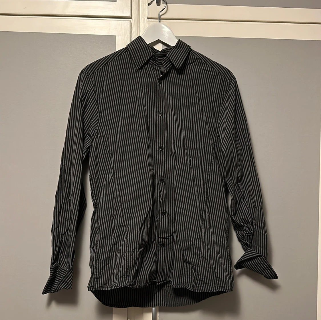 Svart och vit randig skjorta från H&M