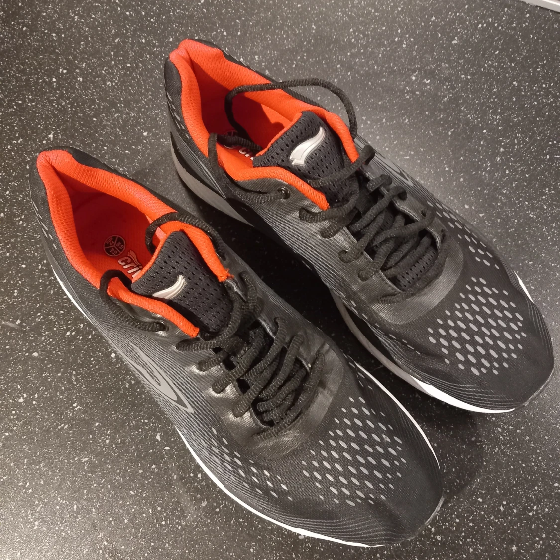 Oanvända löparskor - 90