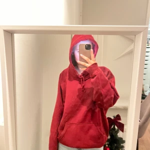 Hoodie - Den är lite vinröd vilket inte syns på bilden. Knappt använd